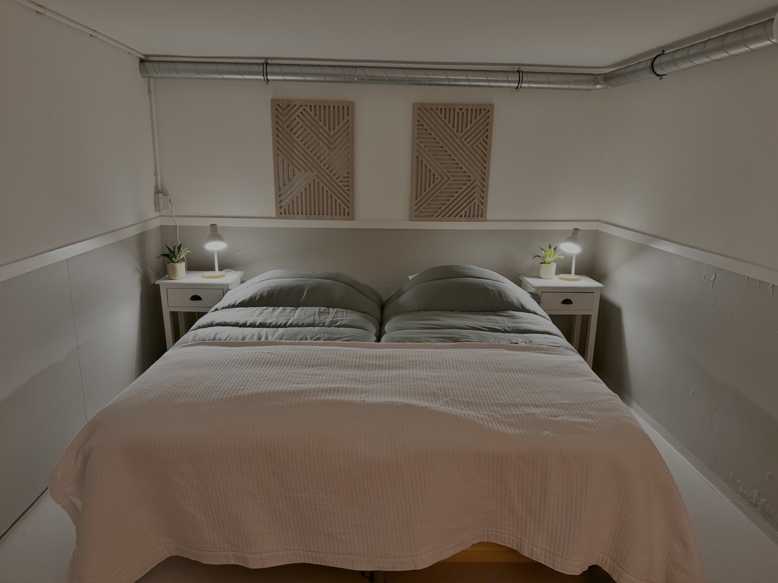 Souterrain slaapkamer met twee bedden naast elkaar