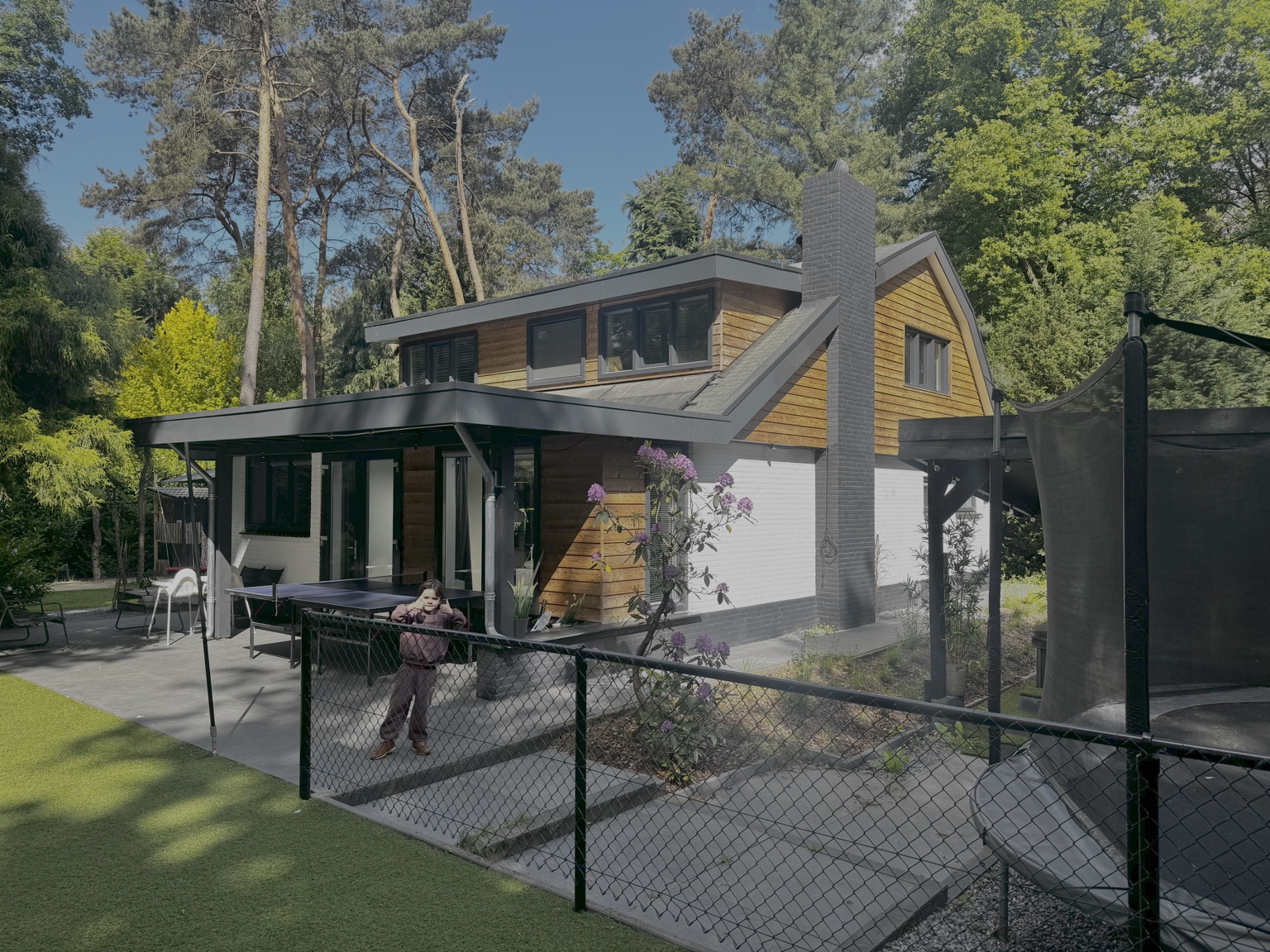 Buitenaanzicht Villa Baarle-Duc met terras en bloemen